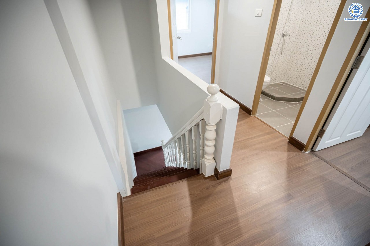 บ้านมือสองตกแต่งใหม่ ทาวน์เฮ้าส์ทำเลโซนเมือง! โครงการ เกร็ดแก้วการ์เด้น รัตนาธิเบศร์ ที่สุดของความคุ้ม เนื้อที่ 17 ตร.ว. พื้นที่ใช้สอย 116 ตร.ม. ฟังก์ชัน 2 ห้องนอน 2 ห้องน้ำ 1 ที่จอดรถ บนทำเลศักยภาพ ติดถนนรัตนาธิเบศร์ ใกล้ทางด่วน "งามวงศ์วาน" เซ็นทรัลรัตนาธิเบศร์ และรถไฟฟ้าสายสีม่วง "สถานีบางกระสอ"...